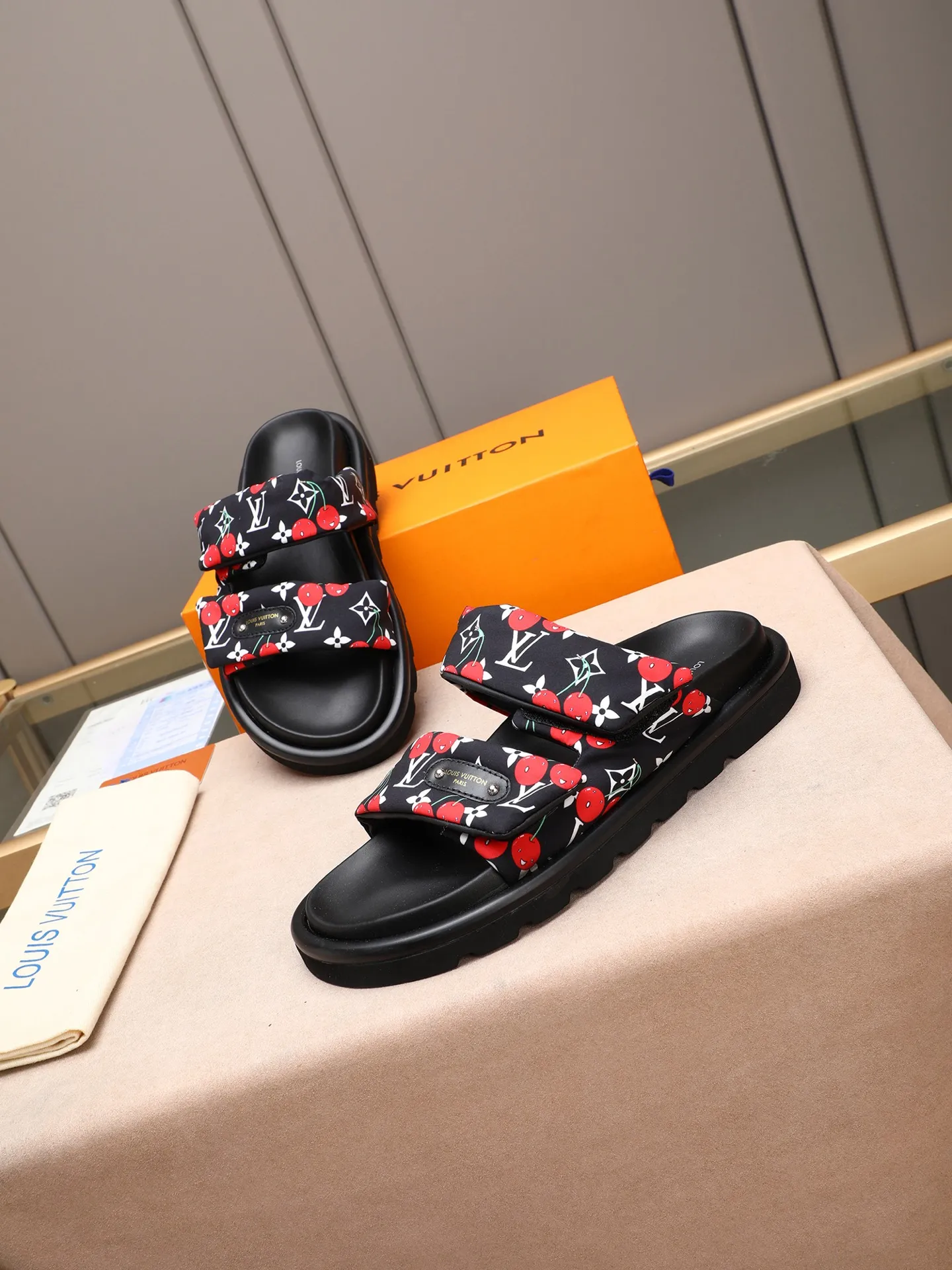 PP360 [LOUIS VUITTON] Louis Vuitton, LV printing, men's and women's slippers are on the market. The drawer box packaging comes with a cloth bag and a card. The upper pattern looks very soft and waxy, and it is a super versatile leg slimming tool. Fabric: imported denim/canvas/old fabric, LV hardware LOGO, official website pattern printing, comfortable to wear, feet: high-elastic PU water table. Sole: foam sole, heel height: about 5cm. Code number: 35-46, 35, 45, 46 are custom-made and non-returnable. Color: multiple colors and styles available.